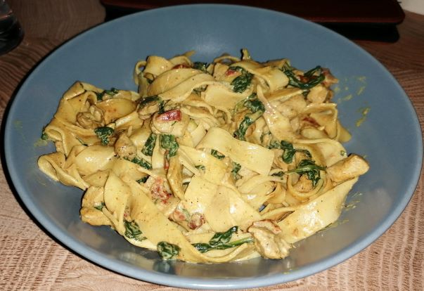 Makaron z kurczakiem i szpinakiem w sosie curry
                       