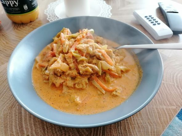 Młoda kapusta z kurczakiem i warzywami w curry
                       