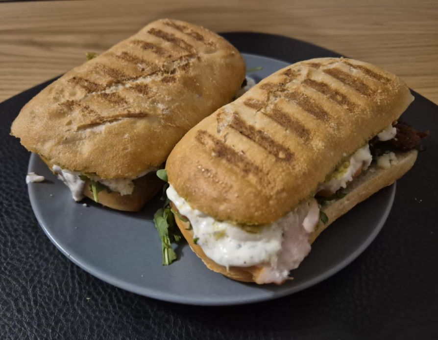 Ciabatta z wędzonym kurczakiem, suszonymi pomidorami i mozzarellą
                       